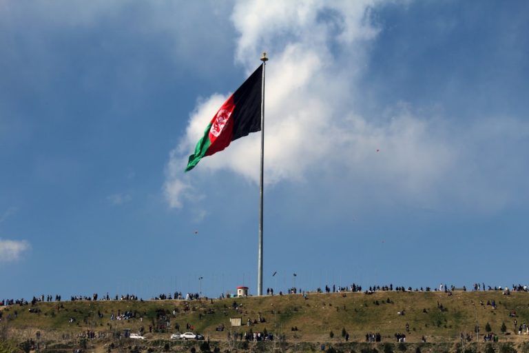 پرچم افغانستان و چشم‌انداز کابل — عکس: Rashid Khan / Unsplash
