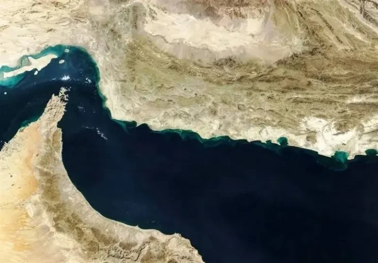 معاون وزارت امور خارجه ایران: هیچ کشتی‌ای بدون هماهنگی با ایران از تنگه هرمز عبور کرده نمی‌تواند