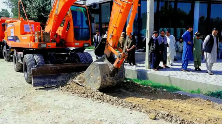 کار احداث سرک مجتمع رهایشی لاجورد در بلخ آغاز شد