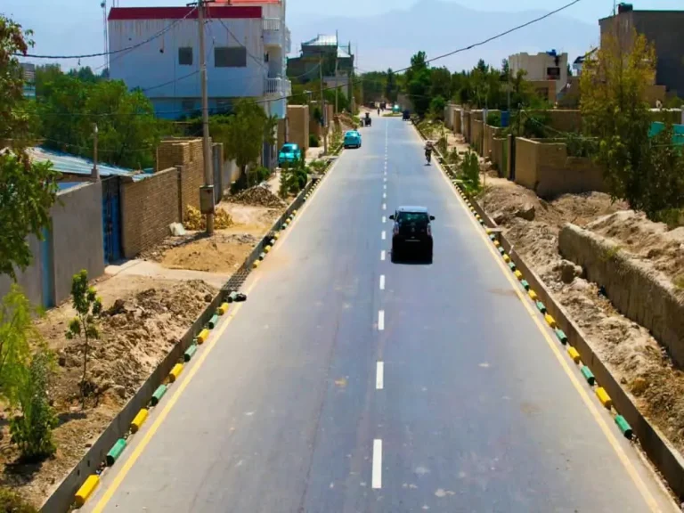 روند قیرریزی یک جاده در شهر مزارشریف تکمیل شد 