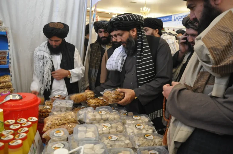 نمایشگاه ملی و بین المللی صنایع دستی و تجارتی بند امیر، در بامیان برگزار شد