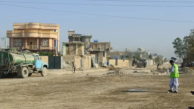 کار قیرریزی سرک سیاه‌گرد در شهر مزارشریف آغاز شد