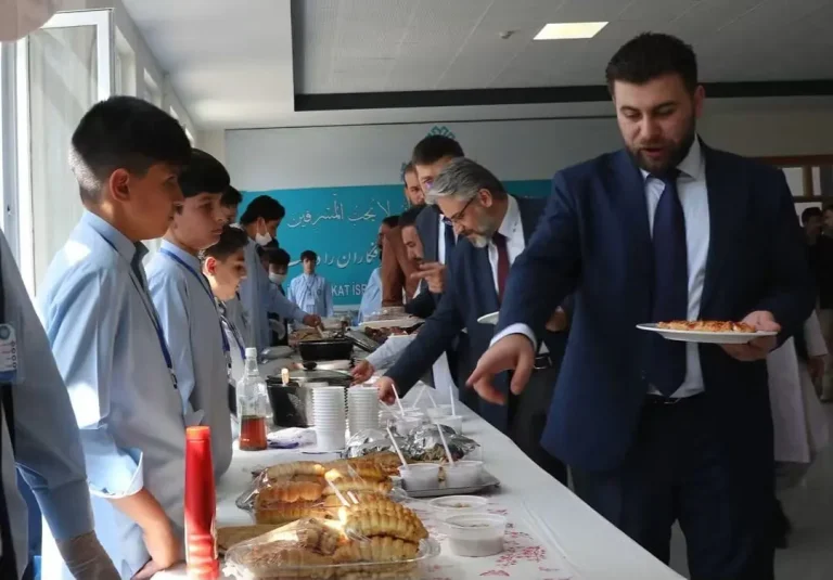 دانشآموزان هرات برای نیازمندان برنامه خیریه برگزار کردند