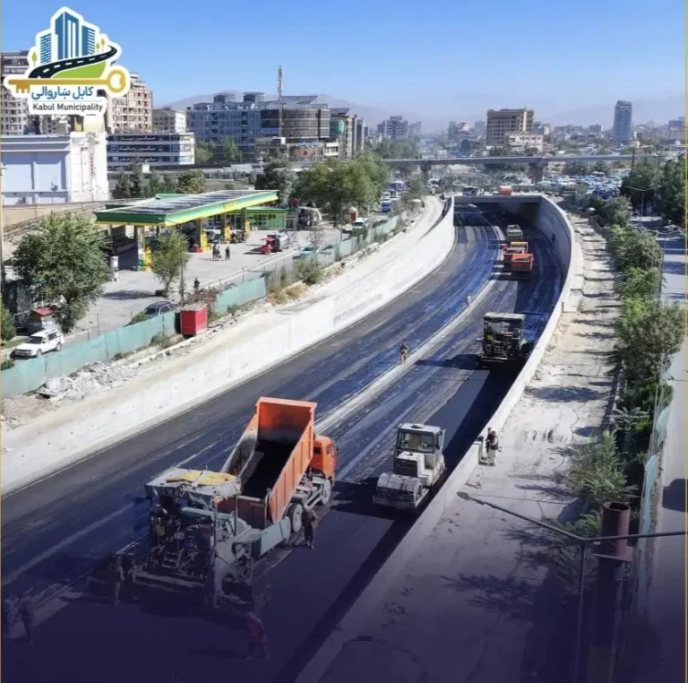 آغاز قیرریزی سرک زیرگذر چهارراهی بره‌کی 