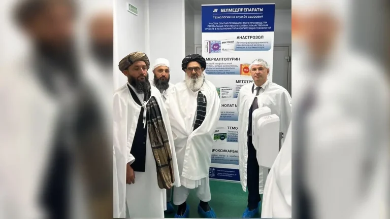 وزیر صحت‌عامه از فابریکه دولتی تولید ادویه بلاروس دیدار کرد