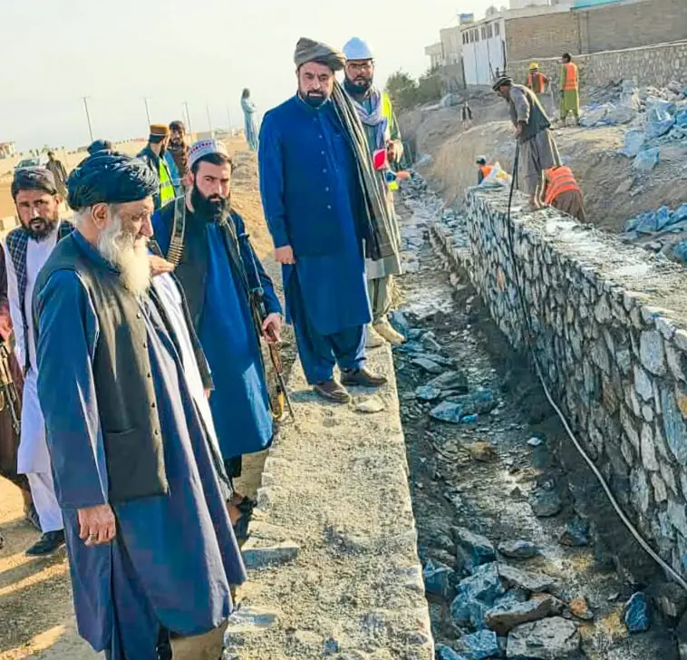 تأکید وزیر فواید عامه بر استفاده از مواد معیاری در پروژه‌های سرک‌سازی لوگر