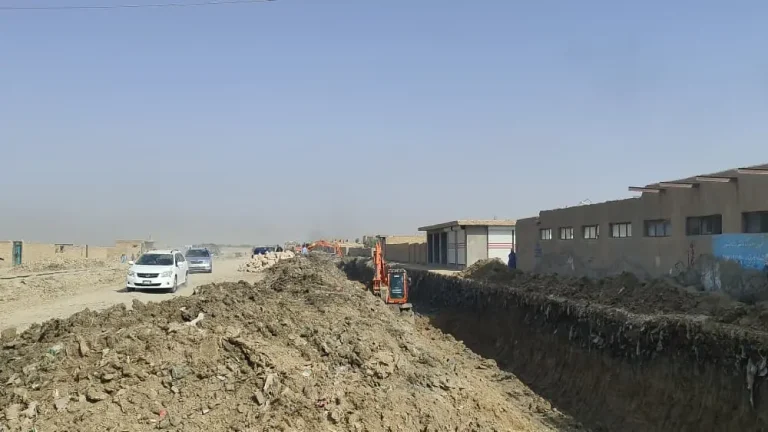 روند ساخت يک کانال آبرو در شهر مزارشریف آغاز گردید