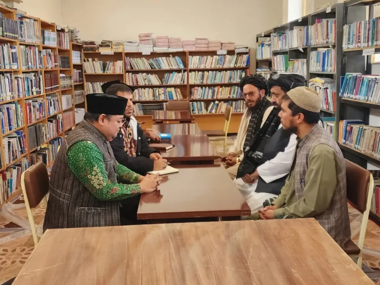 اهدای ۱۵۰ جلد کتاب به کتاب‌خانه عامه بامیان از سوی  سفیر اندونیزیا 