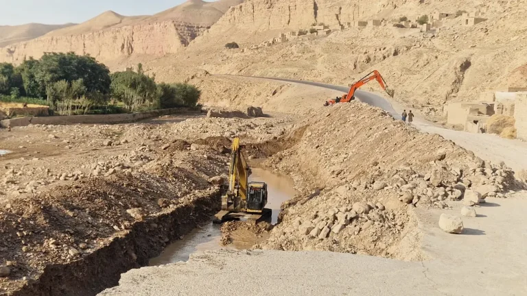 یک دیوار گابیونی به منظور جلوگیری از خطر سیلاب در بادغیس ساخته می شود