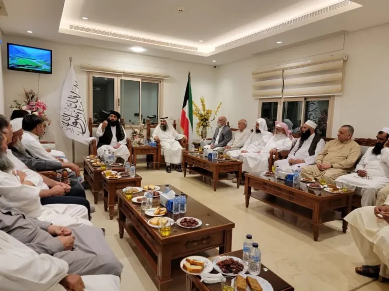 سرپرست سفارت افغانستان در کویت با علمای دینی و بزرگان افغان دیدار کرد