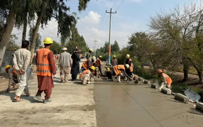 یک سرک و کانال آب در شهر جلال آباد ننگرهار ساخته می‌شود