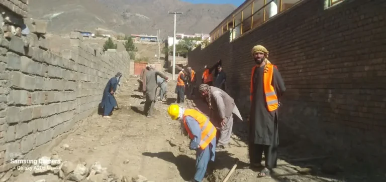 یک سرک در پنجشیر کانکریت ریزی می‌شود
