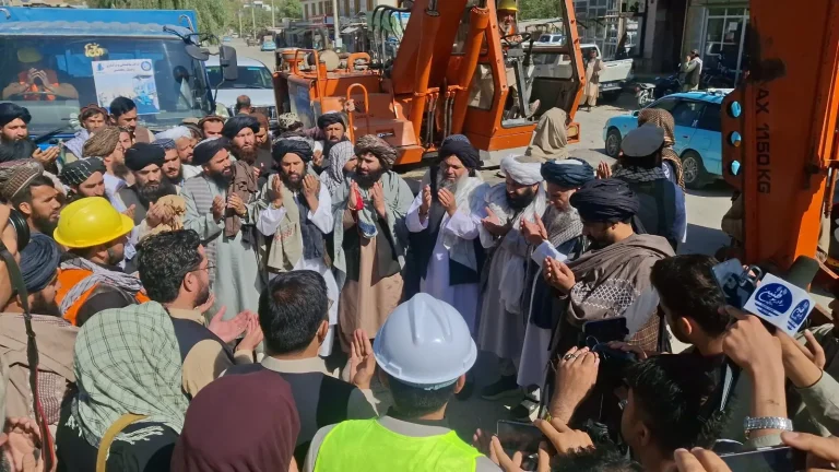 کار قیرریزی سرک صیاد در کاپیسا آغاز شد 