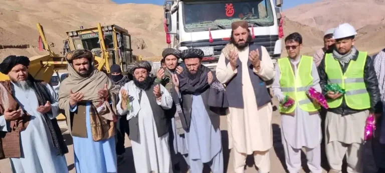 کار ترمیم و بازسازی 57 کیلو متر سرک در بامیان آغاز شد 