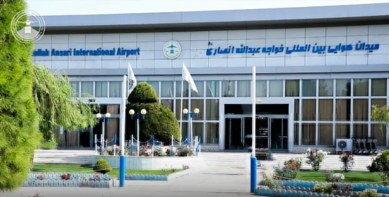 وزیر ترانسپورت و هوانوردی از پروژه‌های میدان هوایی هرات نظارت کرد