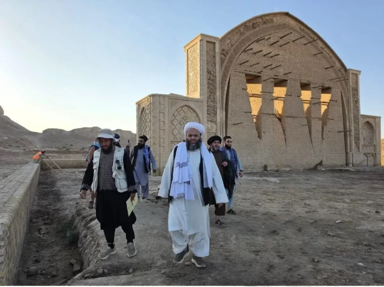 معین وزارت اطلاعات و فرهنگ بر حفظ اصالت تاریخی آبده‌های طاق بست و چاه بست هلمند تأکید کرد