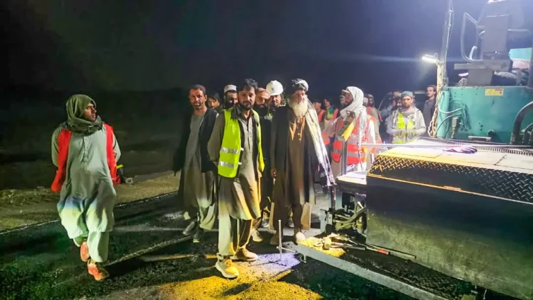 وزیر فواید عامه بر تسریع کار پروژه‌های سرک‌سازی در قندهار و ارزگان تأکید کرد