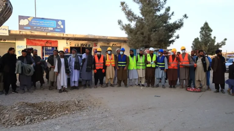 آغاز کار ترمیم و داغ‌گیری ۶ کیلومتر سرک در بلخ به ارزش ۷ میلیون افغانی از سوی وزارت فواید عامه 