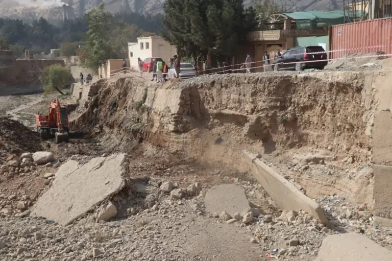 کار ساخت یک دیوار استنادی به منظور جلوگیری از خطر سیلاب، در بغلان آغاز شد 