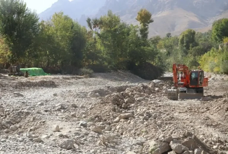 کار ساخت ۲۵۰ متر دیوار استنادی در ولسوالی پاتو دایکندی آغاز شد