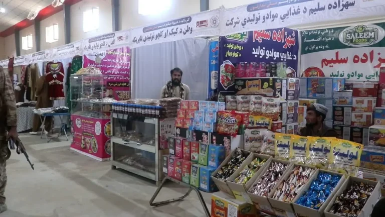 نمایشگاه تولیدات داخلی و صنایع دستی در کنړ برگزار شد  